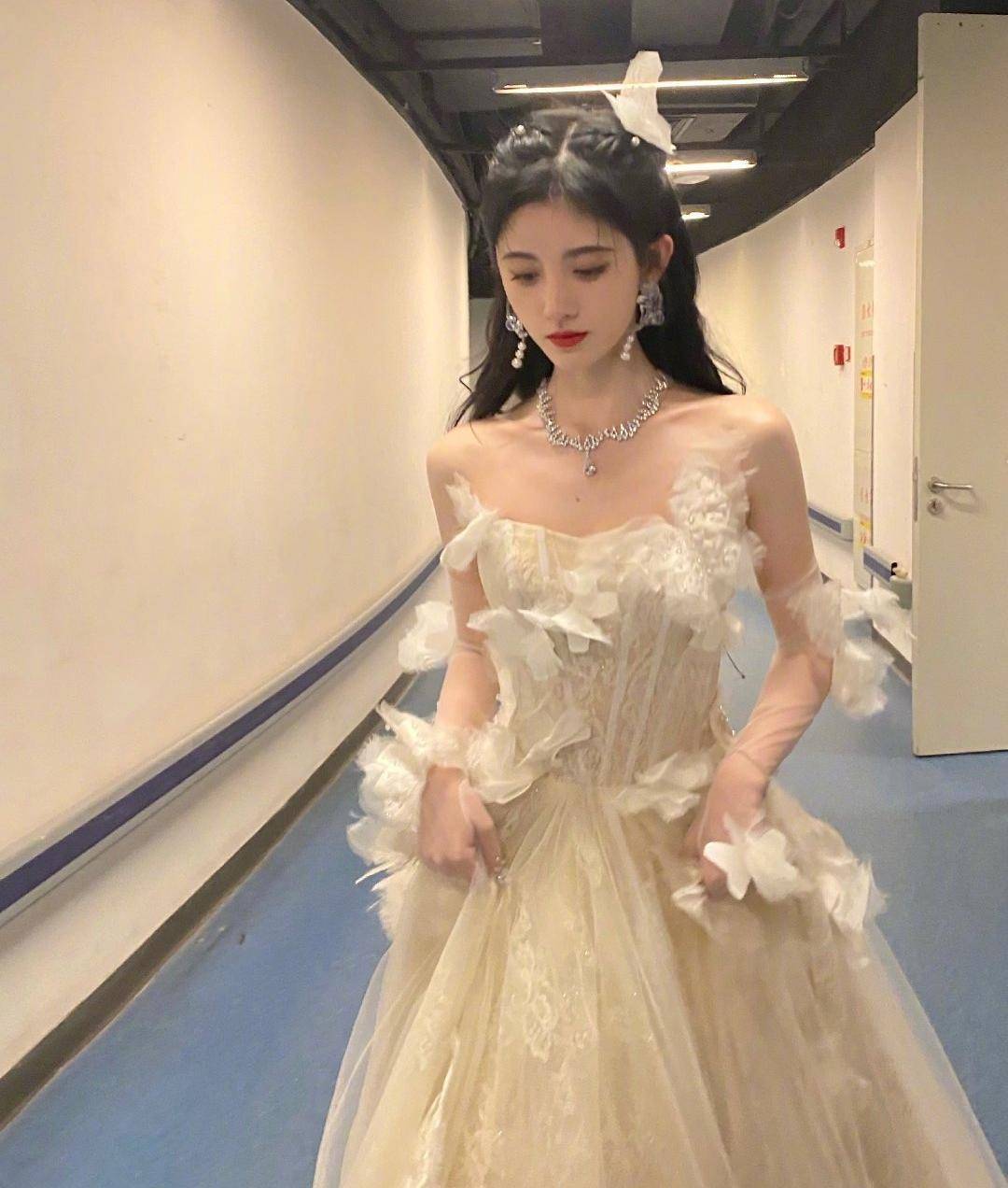 鞠婧祎的"大头"是败笔,穿衣必须垫肩,抹身材裙上镜绝不漏全身_西装_的