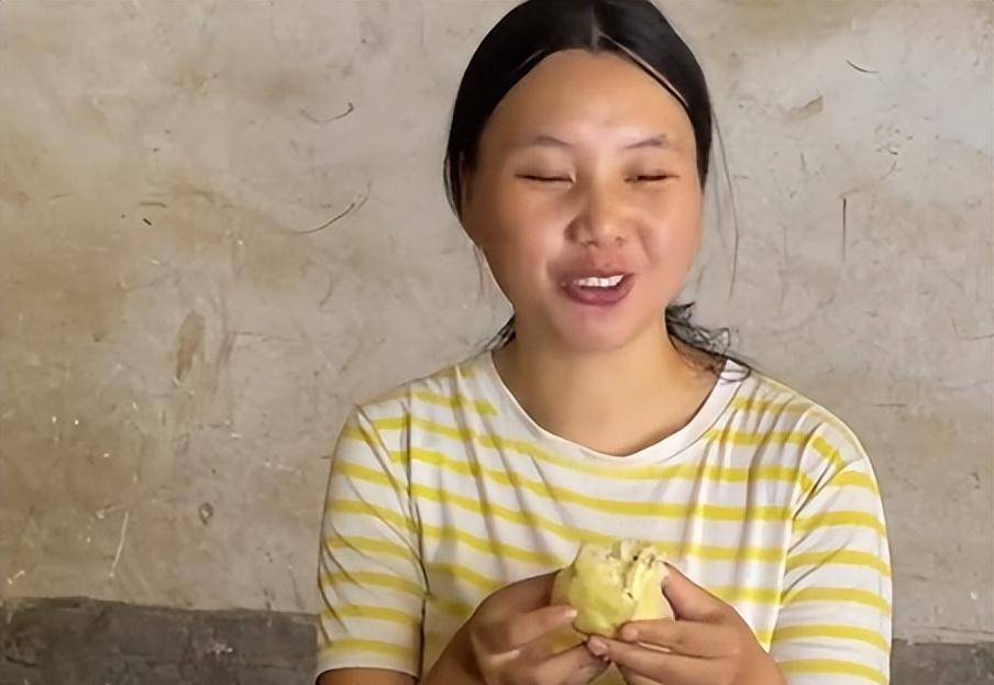 牛爱芳穿拖鞋下山打工引发争议,小春花让粉丝买烂榴