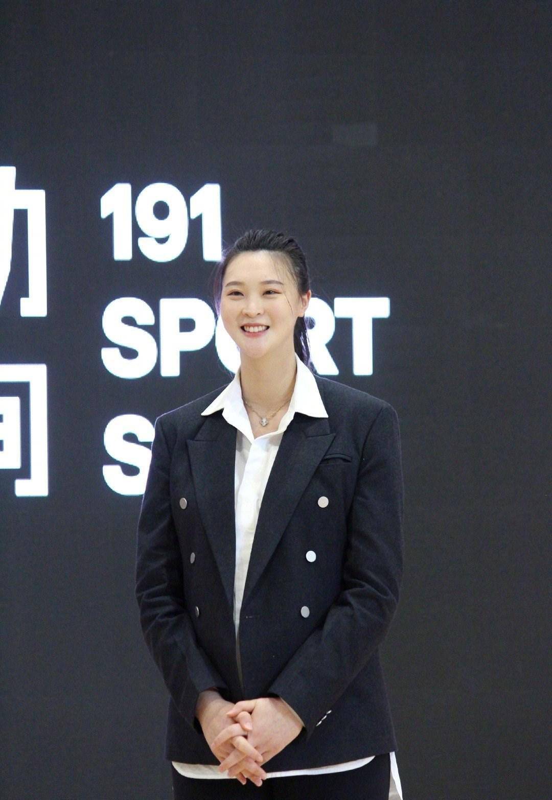 惠若琪晒出游照,穿条纹衬衫裙很有少女感,手拿花束藏不住孕肚_身材