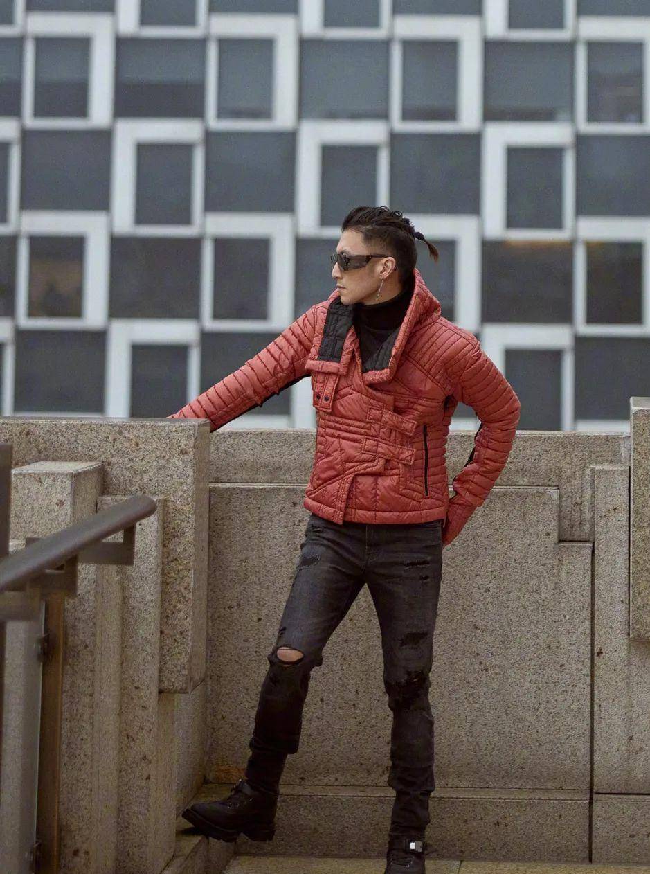 谢霆锋穿羽绒服出席派对,表示:是有点热!获"时代icon"称号