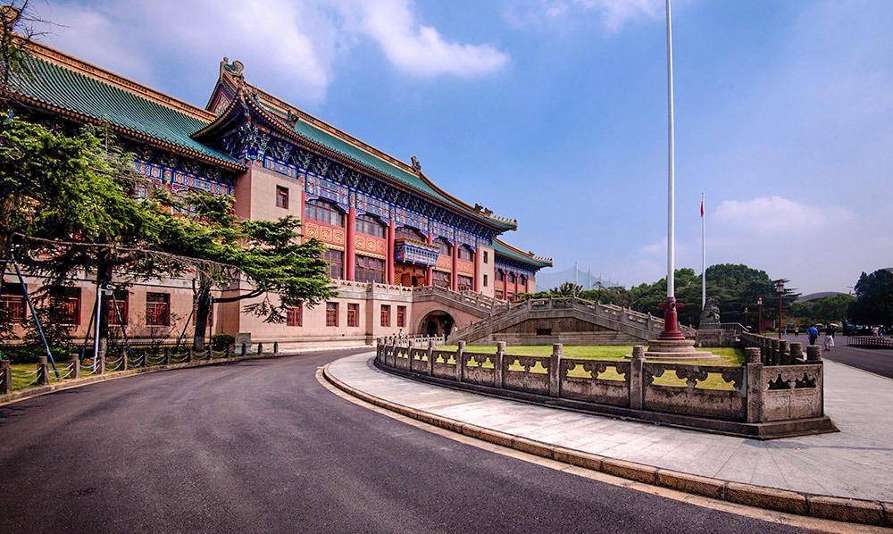 雄伟壮观、雕梁画栋，民国时期的上海市政府大楼很气派
