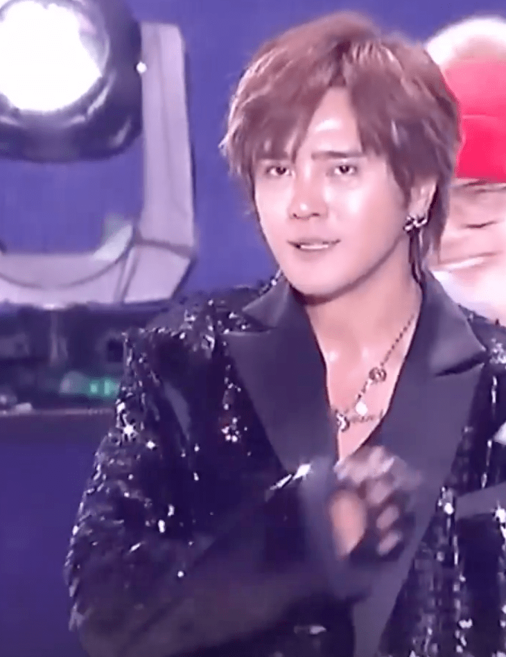 42岁罗志祥复出首秀,台上高呼"我回来了",2022年第一天正式洗白_演出