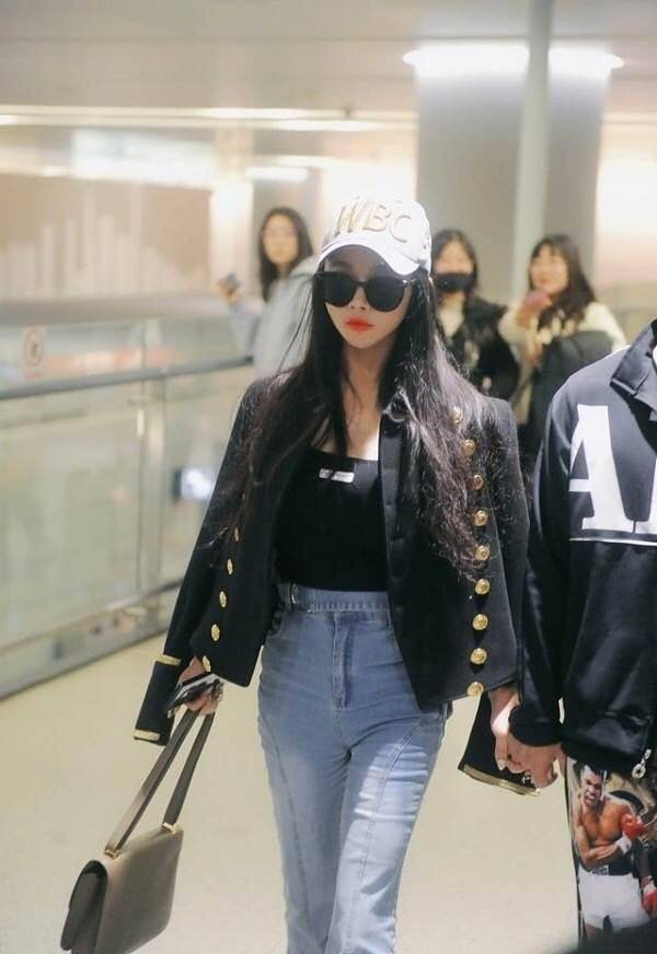 冉莹颖挺会博眼球,穿紧身牛仔裤颜色还分成两截,好身材确实抢镜