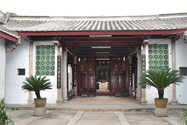 广州一古建筑，已有300年历史，保存完好，被誉为潮汕民居之最！