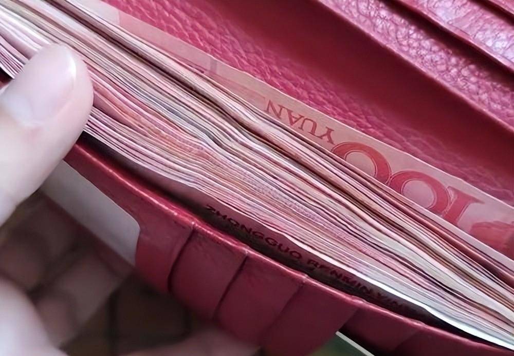 原来钱包里面还放着一沓厚厚的100元钱,对此,女子是觉得又庆幸有惊喜