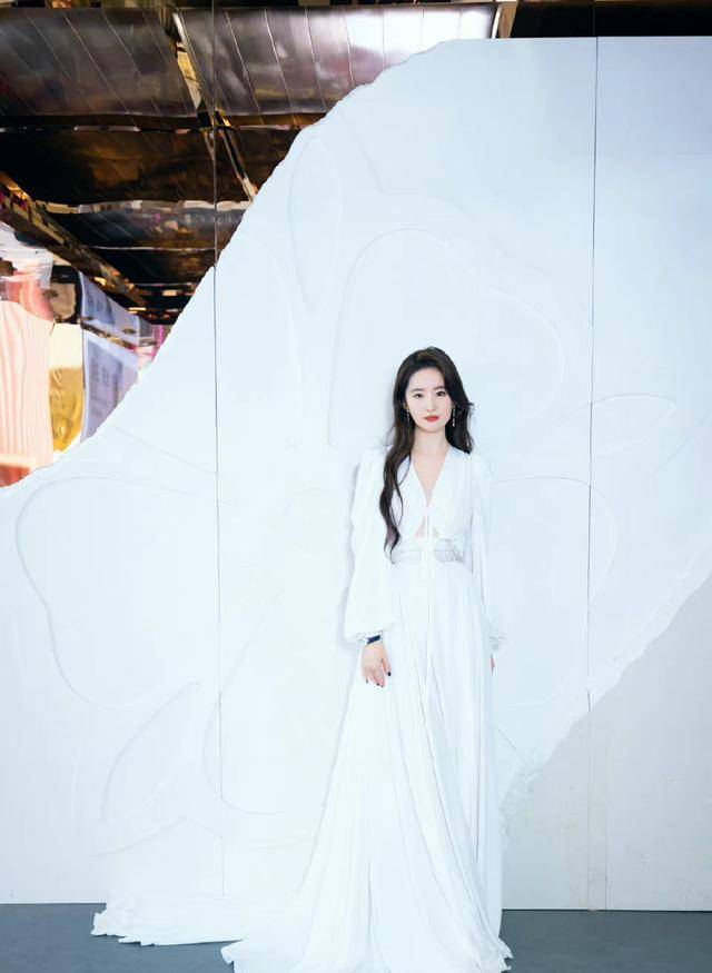 刘亦菲的真实"面目",皮肤紧致白皙,一袭白裙美若天仙_白色_连衣裙