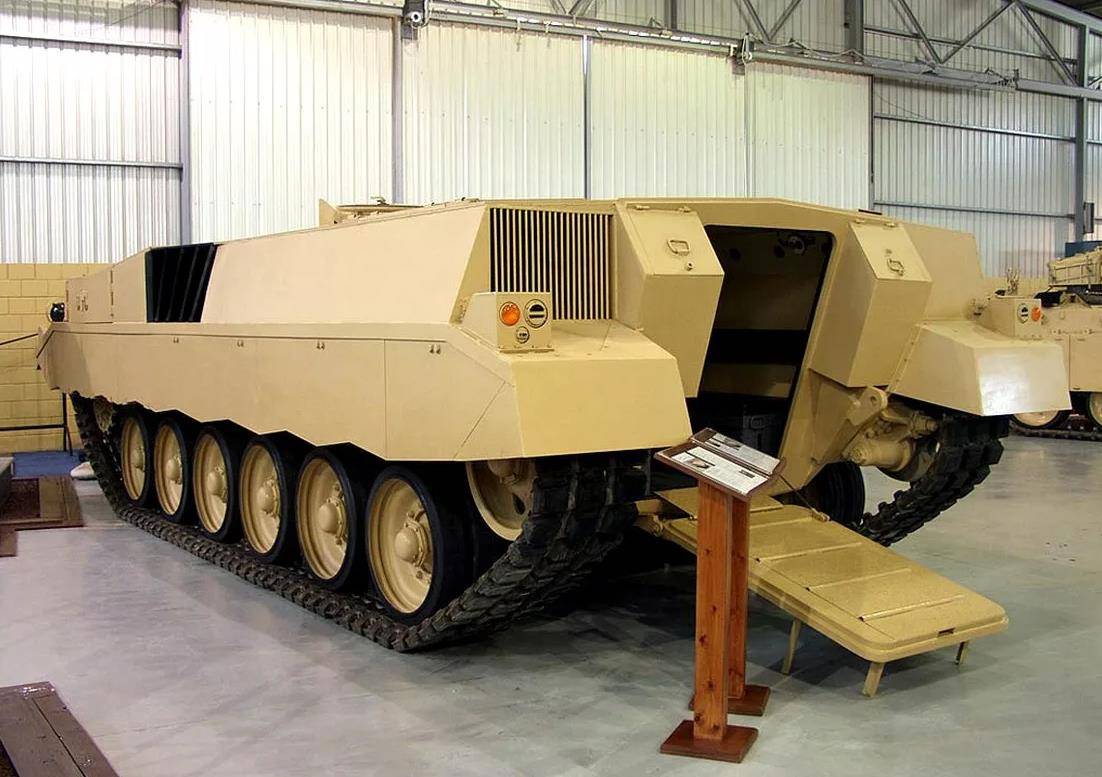 鳄鱼重型装甲步兵战车,在百夫长坦克基础上升级,能衍生变形车_配置