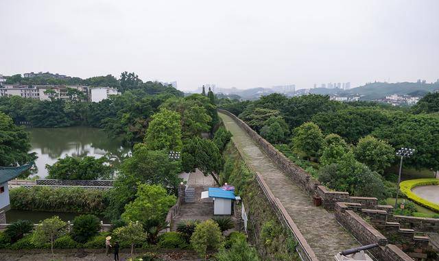 中国现存唯一的宋代古城墙，全长3600多米，与西安古城墙齐名