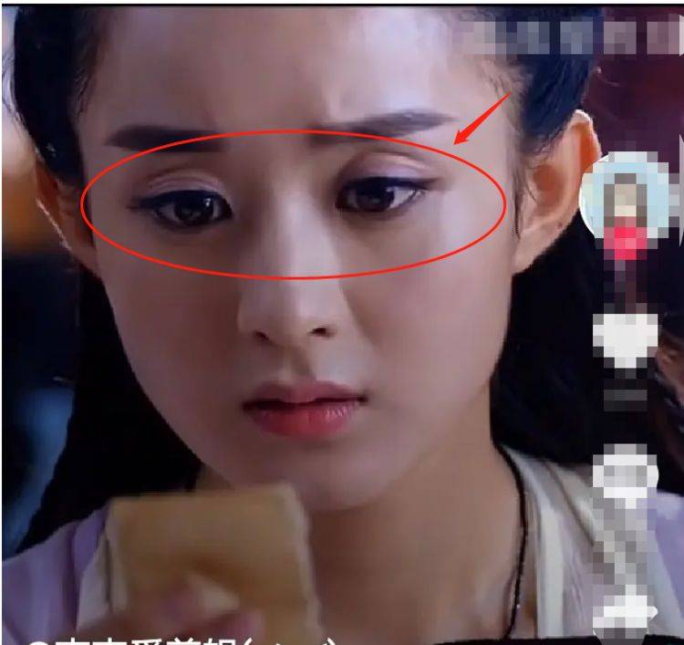 赵丽颖的眼窝已经明显显现,当时赵丽颖还很年轻,眼窝看起来像三眼皮