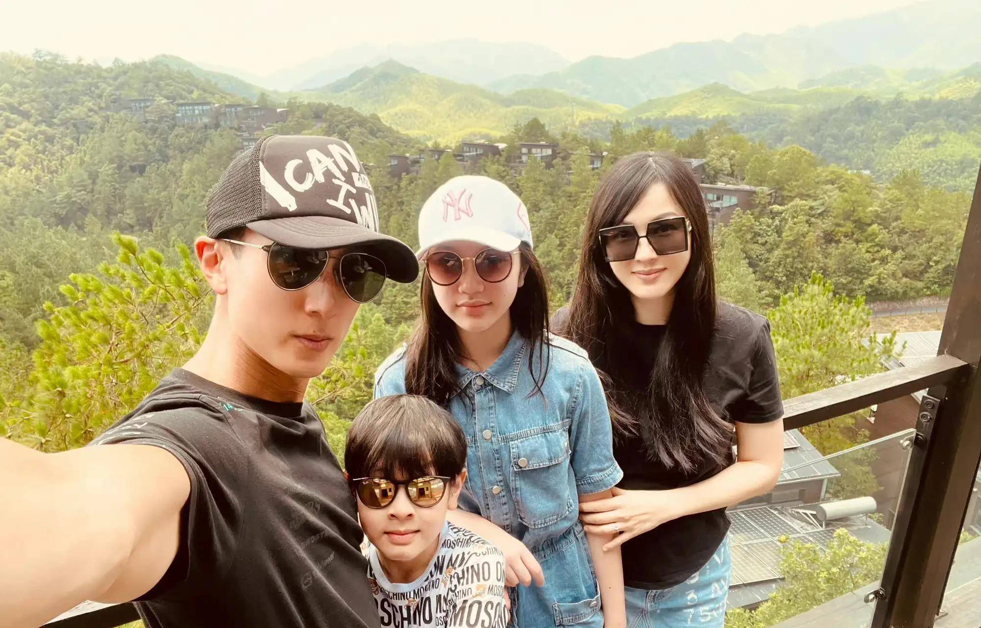 吴尊带家人度假,一家四口同框好温馨,12岁neinei跟妈妈一样高16