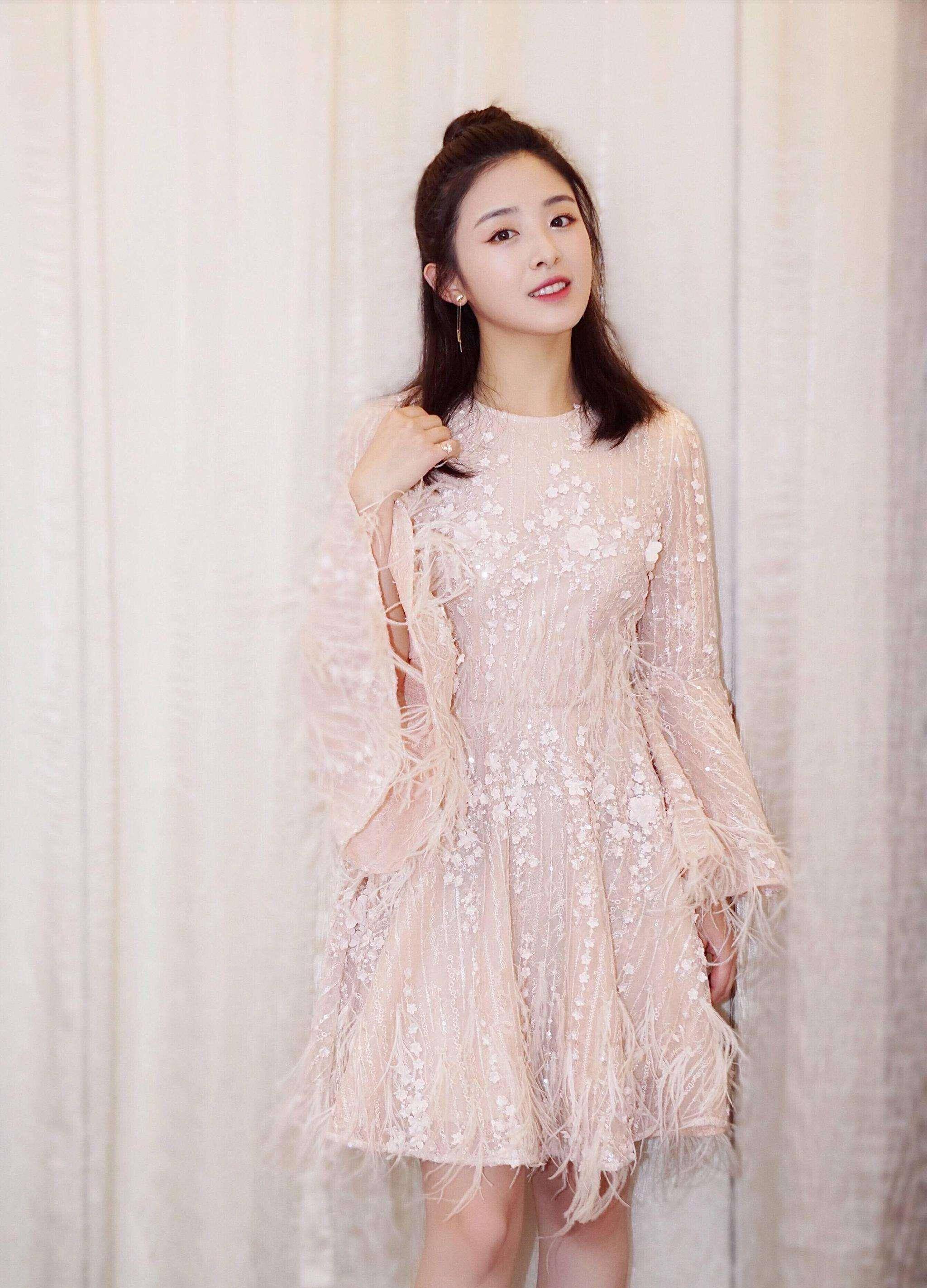 也许是因为拼命练习舞蹈的缘故,张含韵曾经在微博上表示自己连马甲线