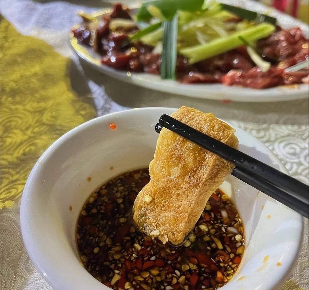 阳山大哥在佛山开店,没有环境和服务,客人坐在马路边上也吃得欢_铁板