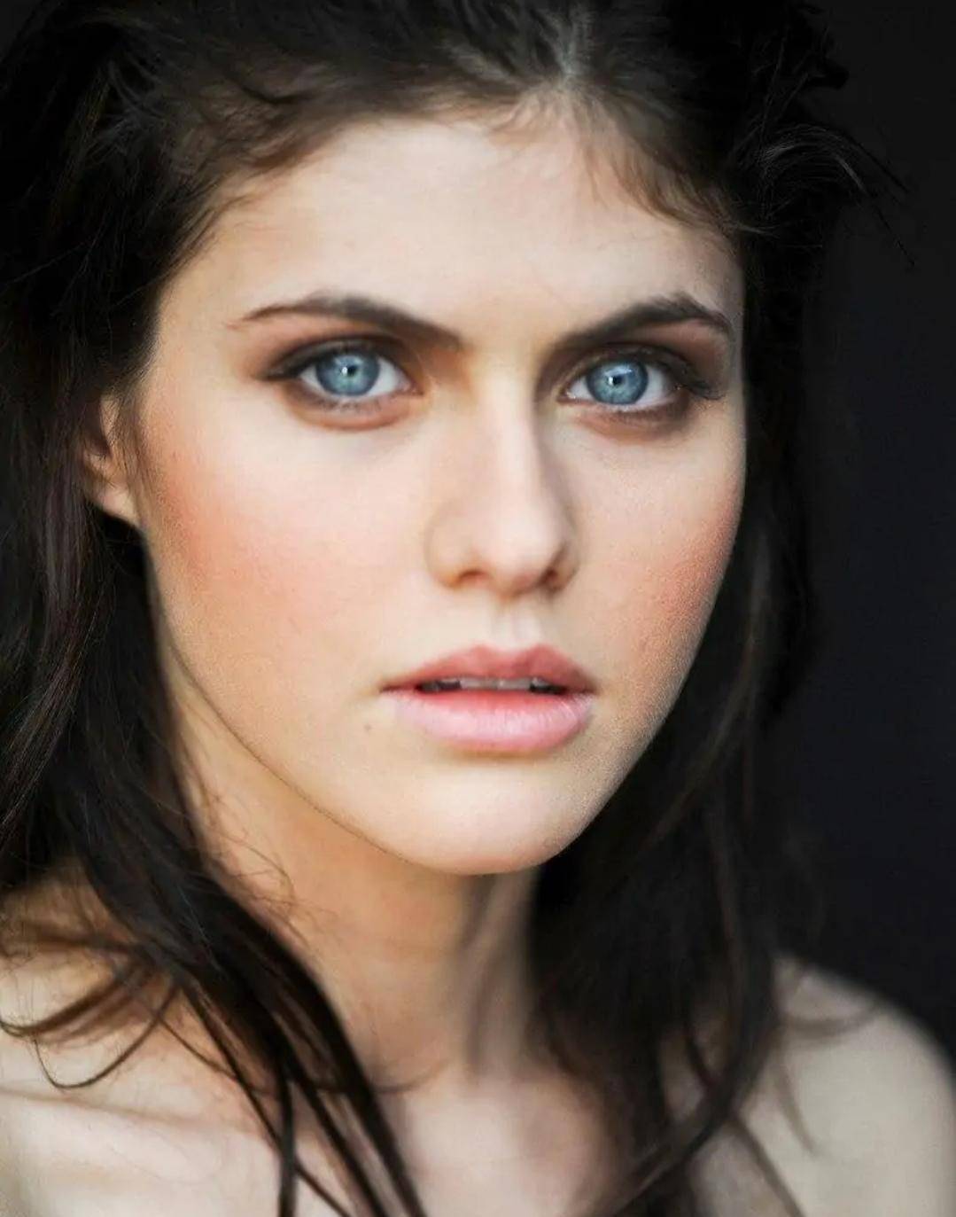 混血女星达达里奥穿时尚现身海边,前凸后翘曲线迷人火