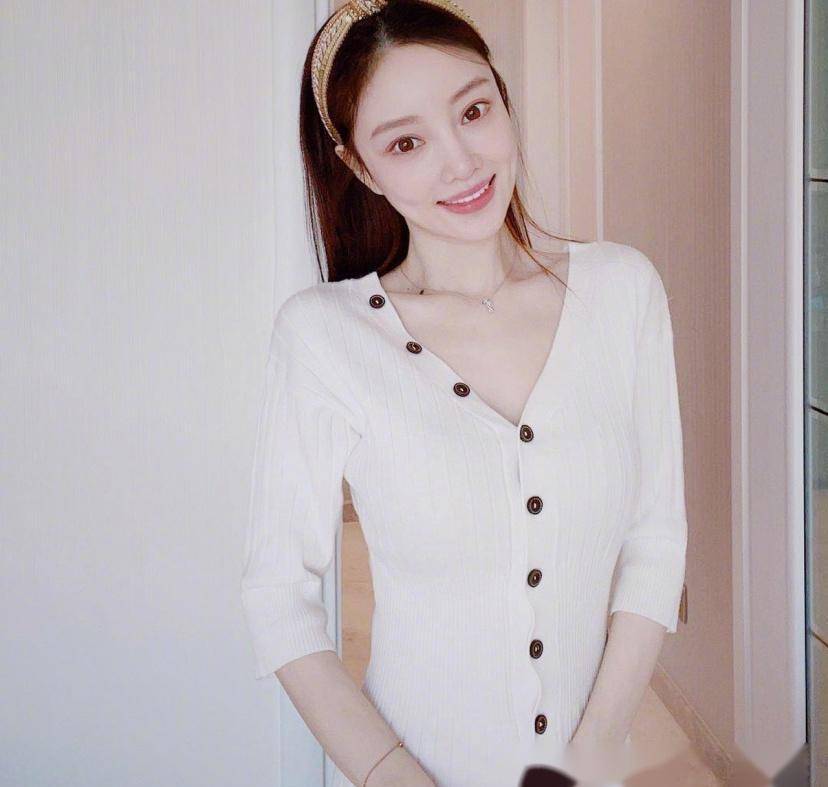 原创李小璐真洋气穿浅蓝色抹身材礼服清纯温柔挤得厉害也不怕展露