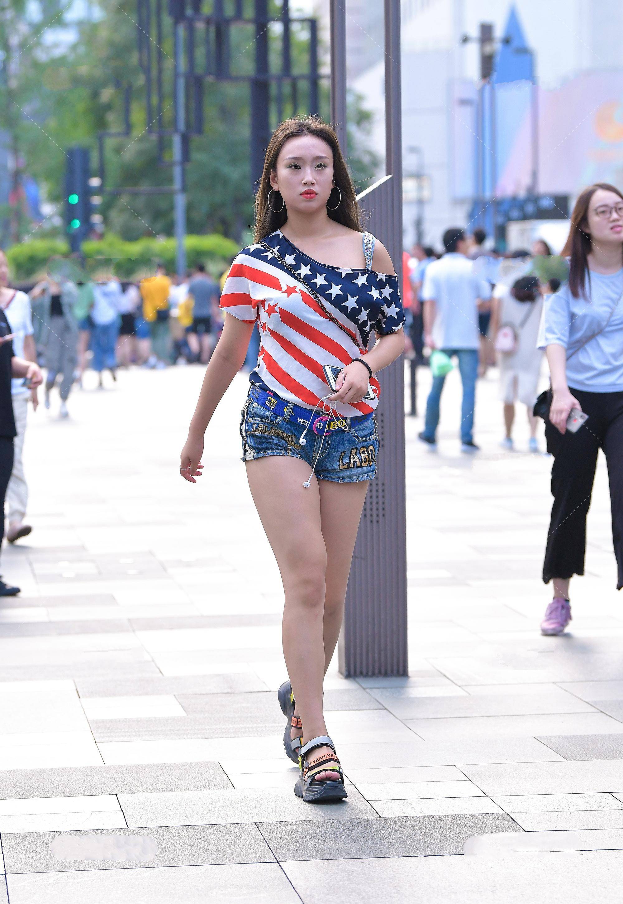 五彩缤纷的彩色系穿搭,减龄时尚,明亮可爱稚气满满的