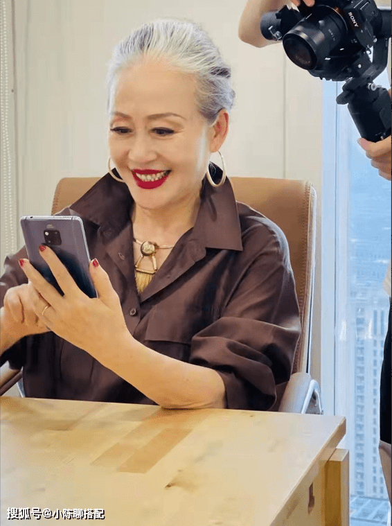 被"总裁奶奶"圈粉了:71载岁月磨炼的气质,美得优雅又高级_刘明明_毛衣