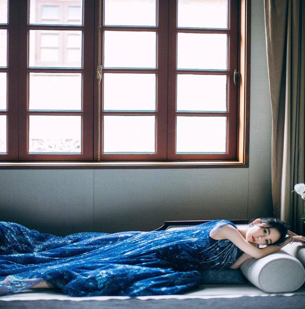 半露香肩很是时尚,侧躺秀出迷人天鹅颈,身材保持的很好,全身上下没有