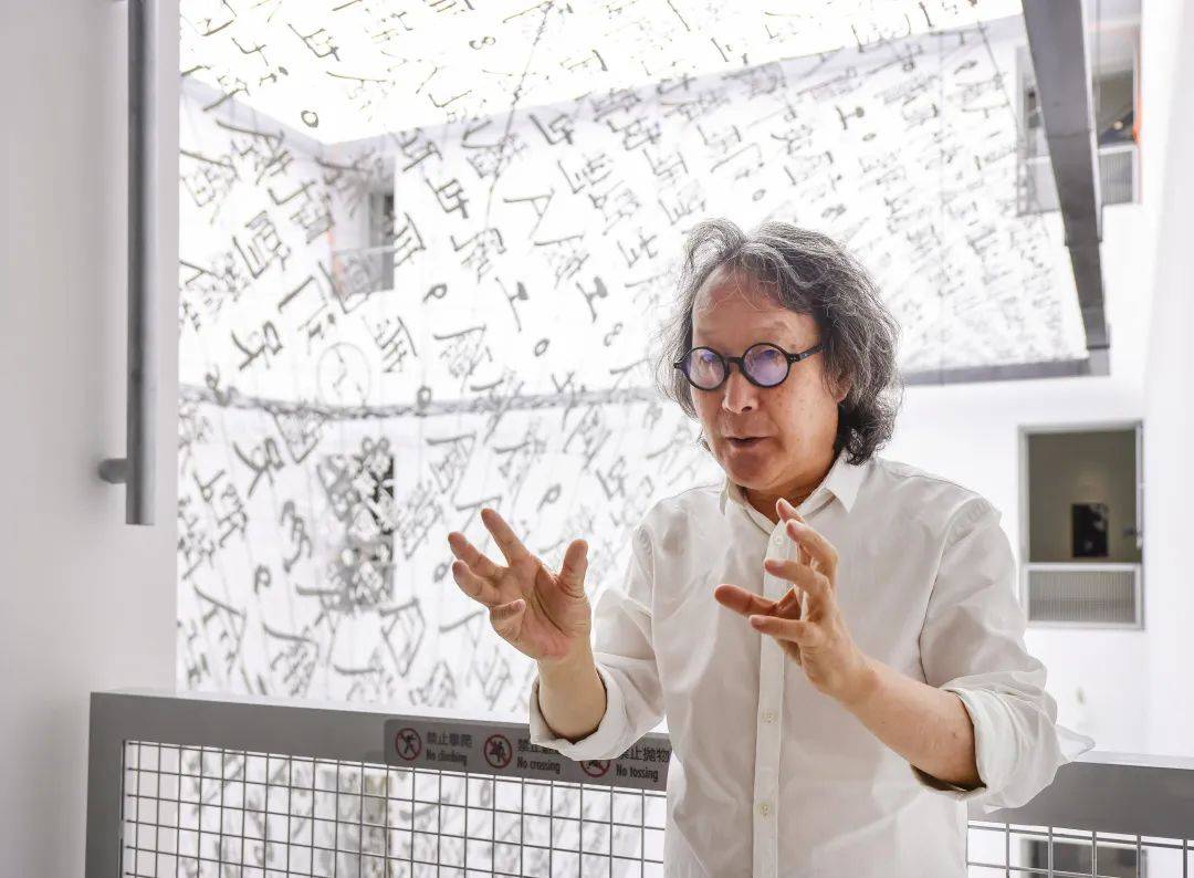 专访艺术家徐冰:如何让文字在浦东美术馆"生长"?_作品_引力_剧场
