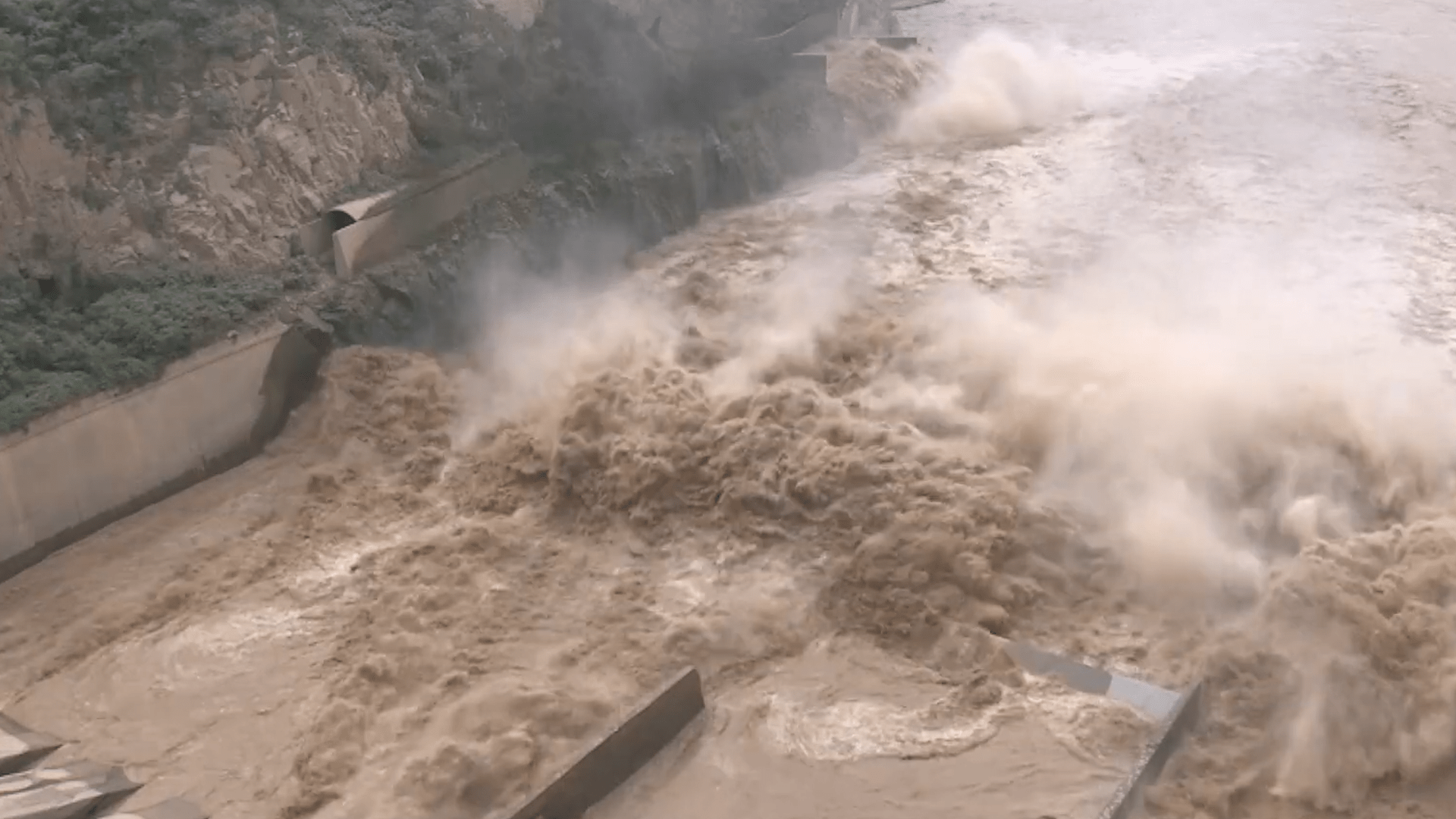 三峡大坝截流24年,堆积泥沙18亿吨,为何不用抽沙船把沙抽走?