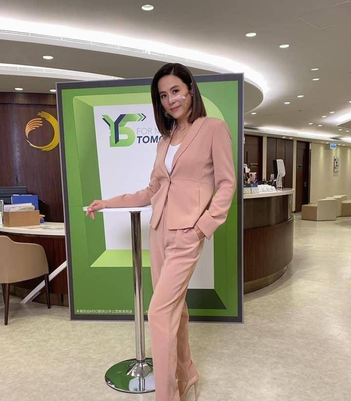 裸粉西装高级知性,50岁皮肤紧致不输少女_粉色_设计_造型