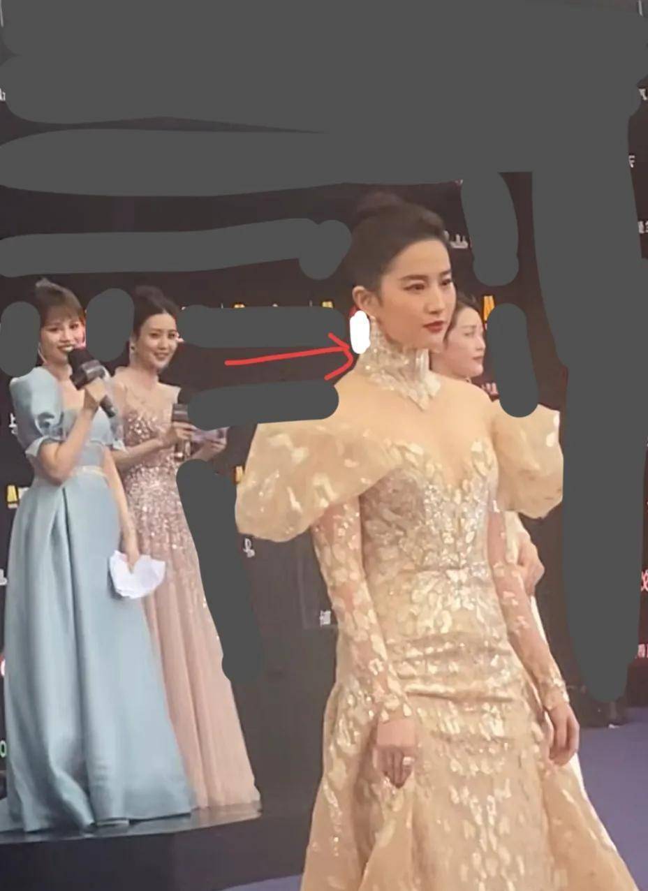 微博之夜群星亮相,姚晨穿搭疑似黑魔仙,刘亦菲被饰品锁喉_裙子_明星