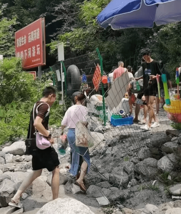 原创山洪亲历者称要是反方向跑就没命了，有一黑衣男子曾逆行救人