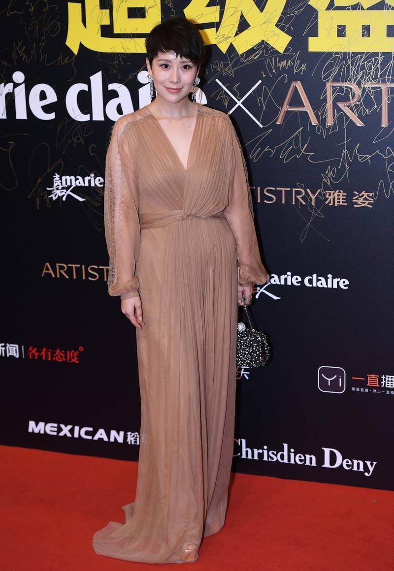 海清穿衣很放得开,深v造型真叫人惹眼,但贴头皮短发拉低了颜值_礼服