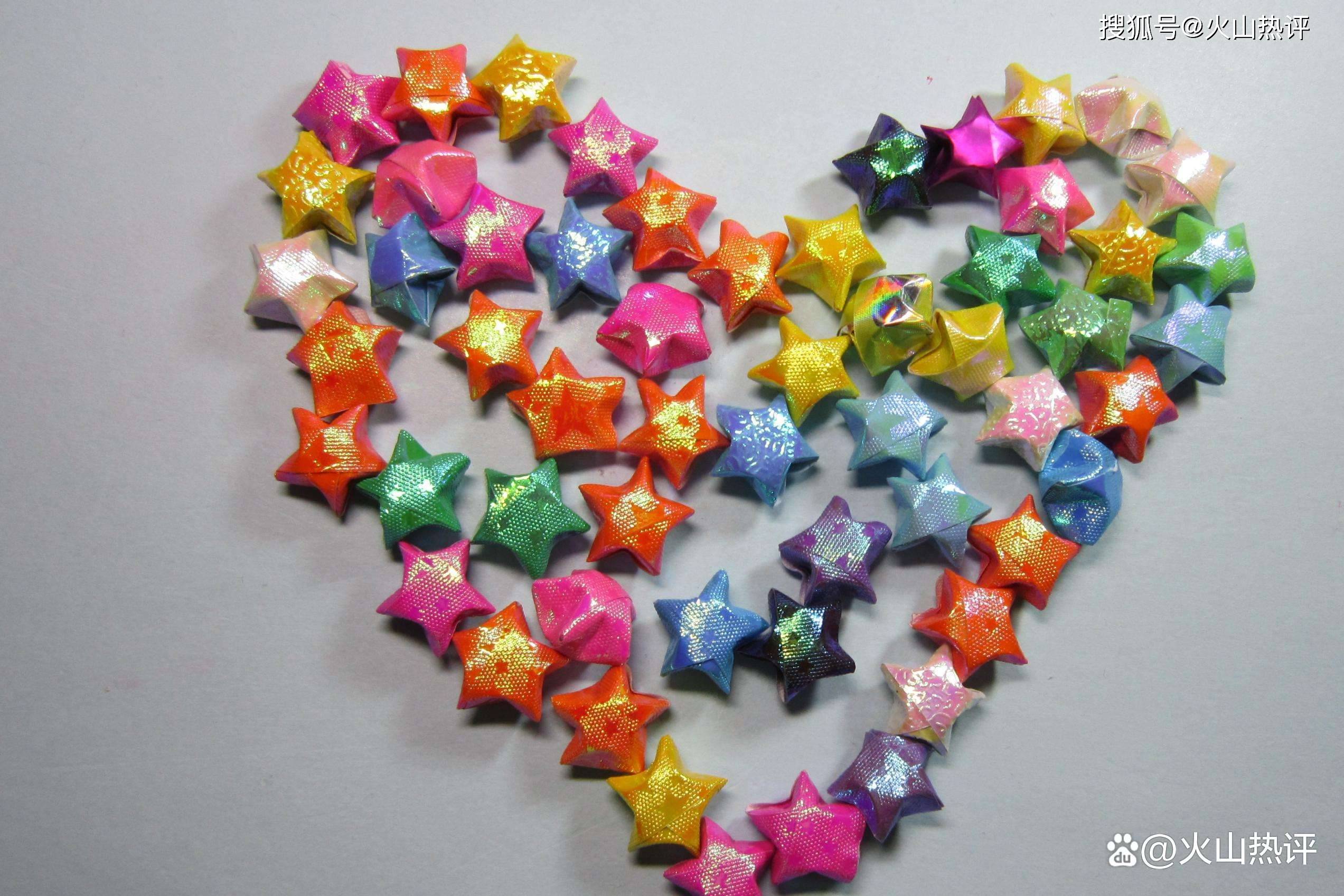 这些小星星都是用不同颜色的彩带折成,折这样的小星星,通常是学生时期