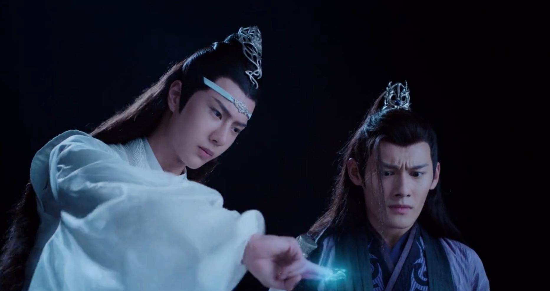 魏婴从乱葬岗回来后大变样,他弃了剑道,改修诡道术法,陈情和符咒就是