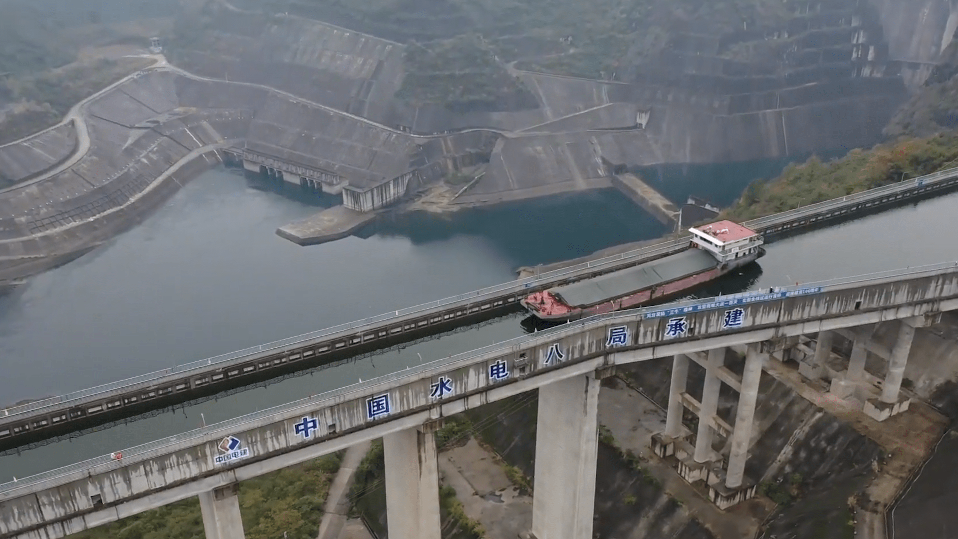 三峡大坝40层楼高，轮船如何翻过去通行的？佩服中国人的智慧 9905