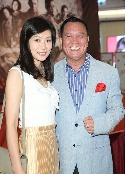 万梓良郭明黎夫妇挺恩爱,两人站一起时挺腻歪,穿衣风格却不相似_衣服