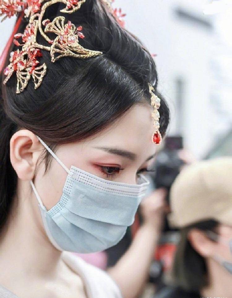 原创陈瑶皓衣行路透古装造型太适合她了戴口罩都遮不住她的美