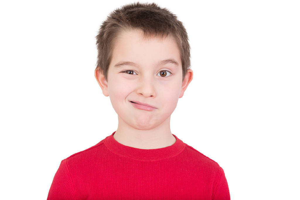 表现为孩子不自觉地用力眨眼睛,缩鼻,努嘴,摇头,耸眉,甩手,点头, 踢腿