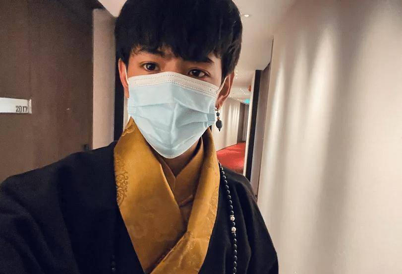 网红丁真首次出席上海时装周,穿橘色藏袍太帅气,表现大方受称赞_黑色