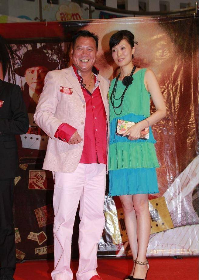 万梓良郭明黎夫妇挺恩爱,两人站一起时挺腻歪,穿衣风格却不相似_衣服