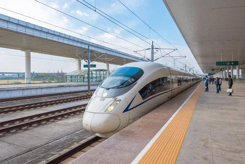 中国第一辆旅游高铁：横跨三大省，沿途经过400多个4A景点