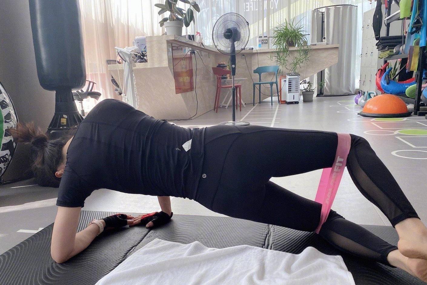 40岁张静初生活太自律,健身保持18岁少女身材,素颜出镜依旧美_运动