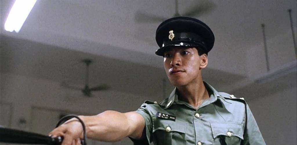 彻底卸下伪装,出演了反派杀手雄.