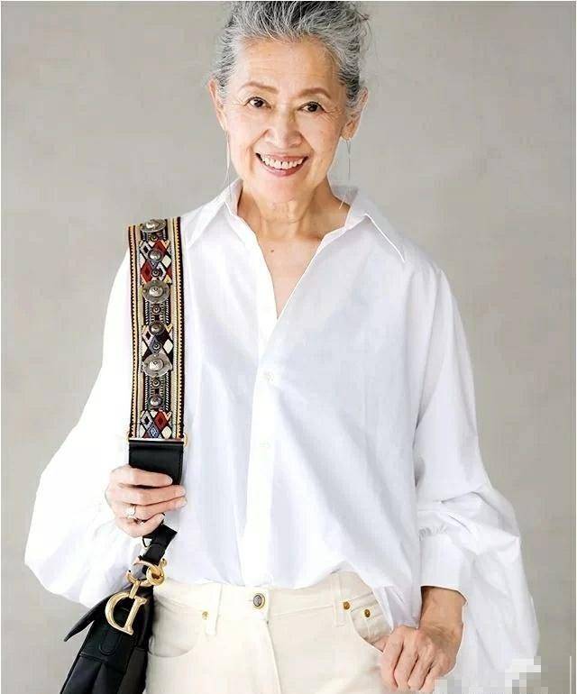 ②衬衫70 女人如果想要尝试裙装,建议选择样式简单,版型宽松的t恤裙