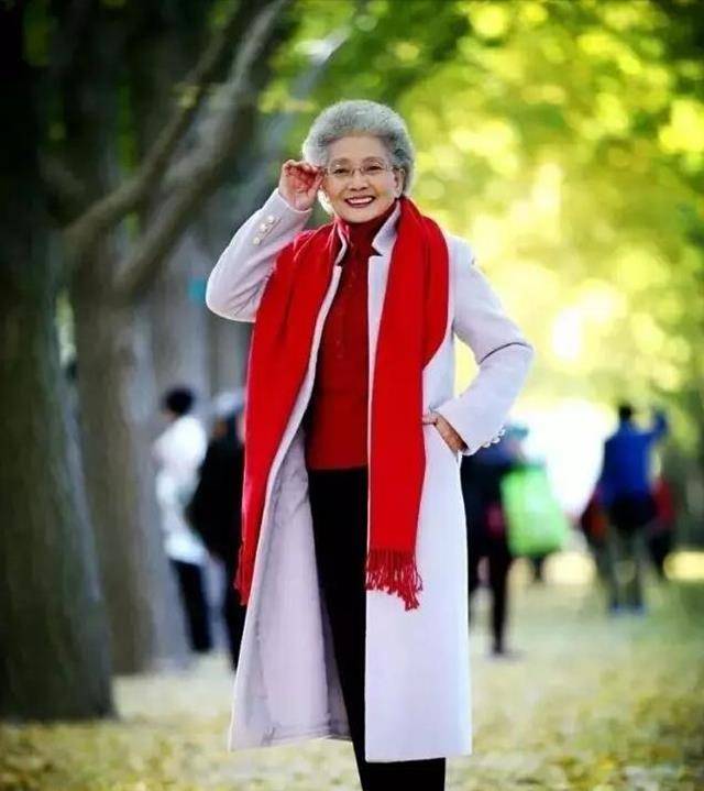 这位"中国奶奶"91岁依然得体优雅,活成了老年人心中最美的样子_盛瑞玲