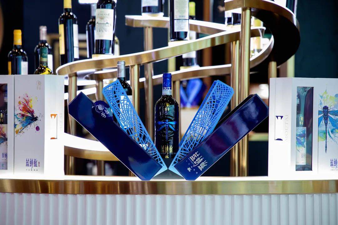 蓝蜻蜓红葡萄酒图片