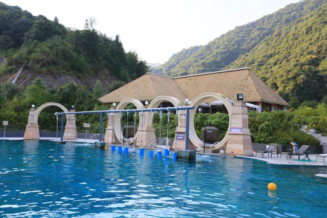 还能在森林里泡天然康养温泉,45个泡池,氡温泉水质上乘、手感爽滑,夏