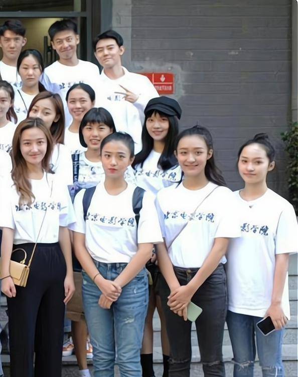 北电大三大合影,女同学颜值高,陈飞宇站在角落网友:好呆萌啊_争议