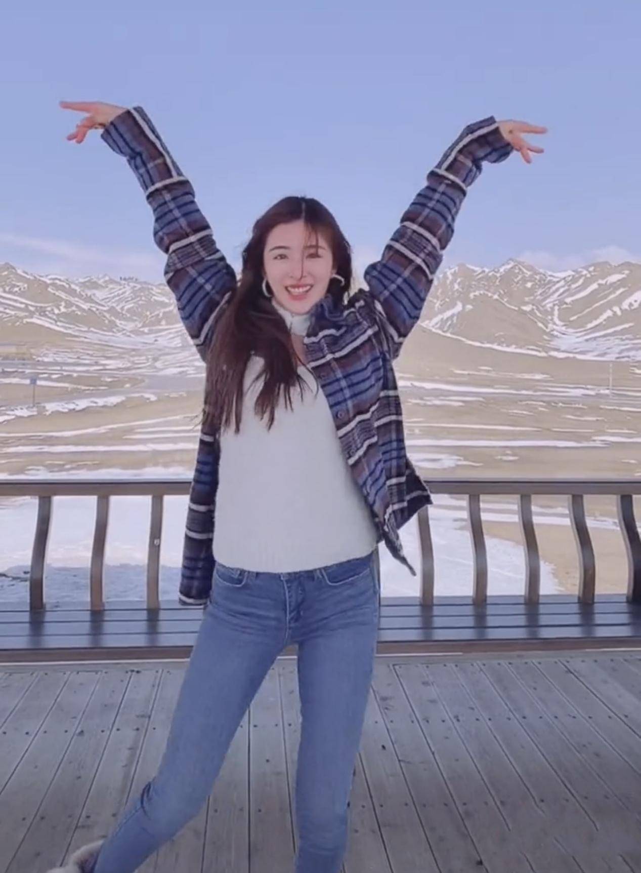 为雪山添点"火",张含韵穿漏洞衫配紧身裤跳广场舞,32岁多肉身材超火辣