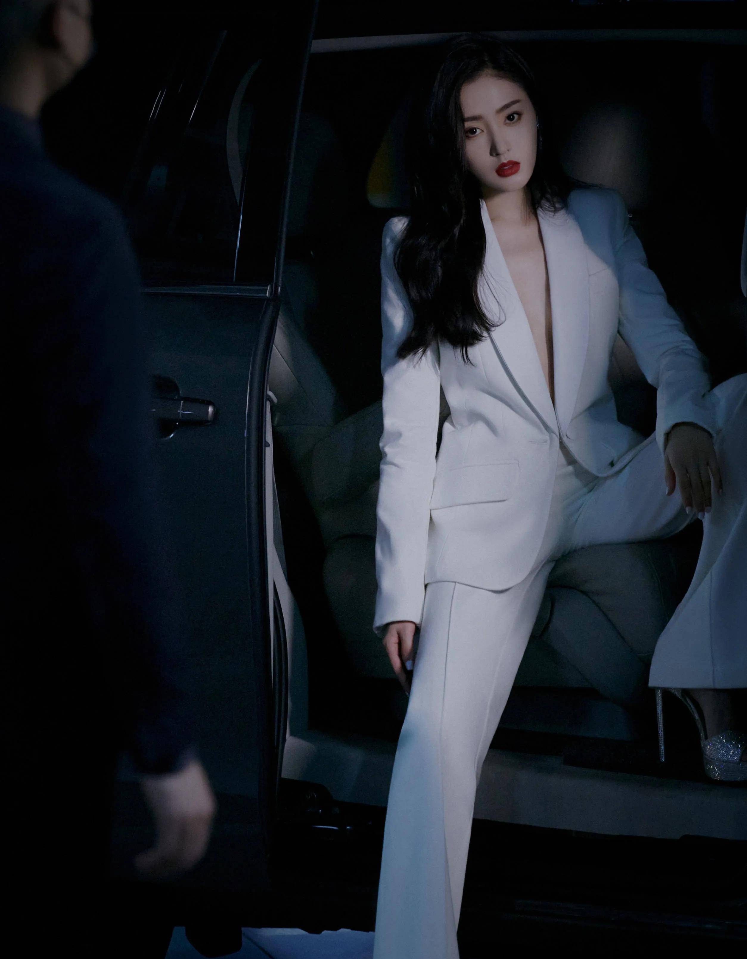 张天爱的"西装暴徒"太自信了,穿西装配高跟鞋,女王气场全开_身材_御姐