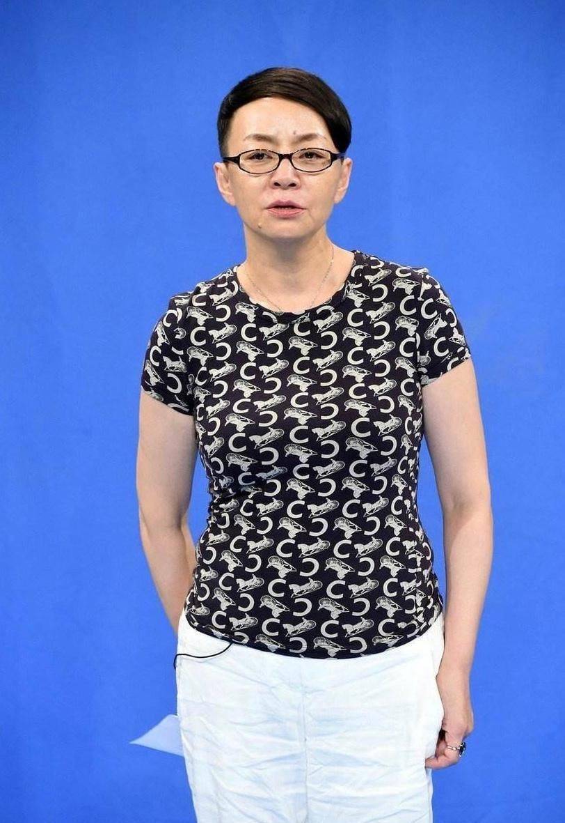 宋丹丹录节目好假,60多岁穿牛仔衣健美裤,这腿比年轻人还细长!