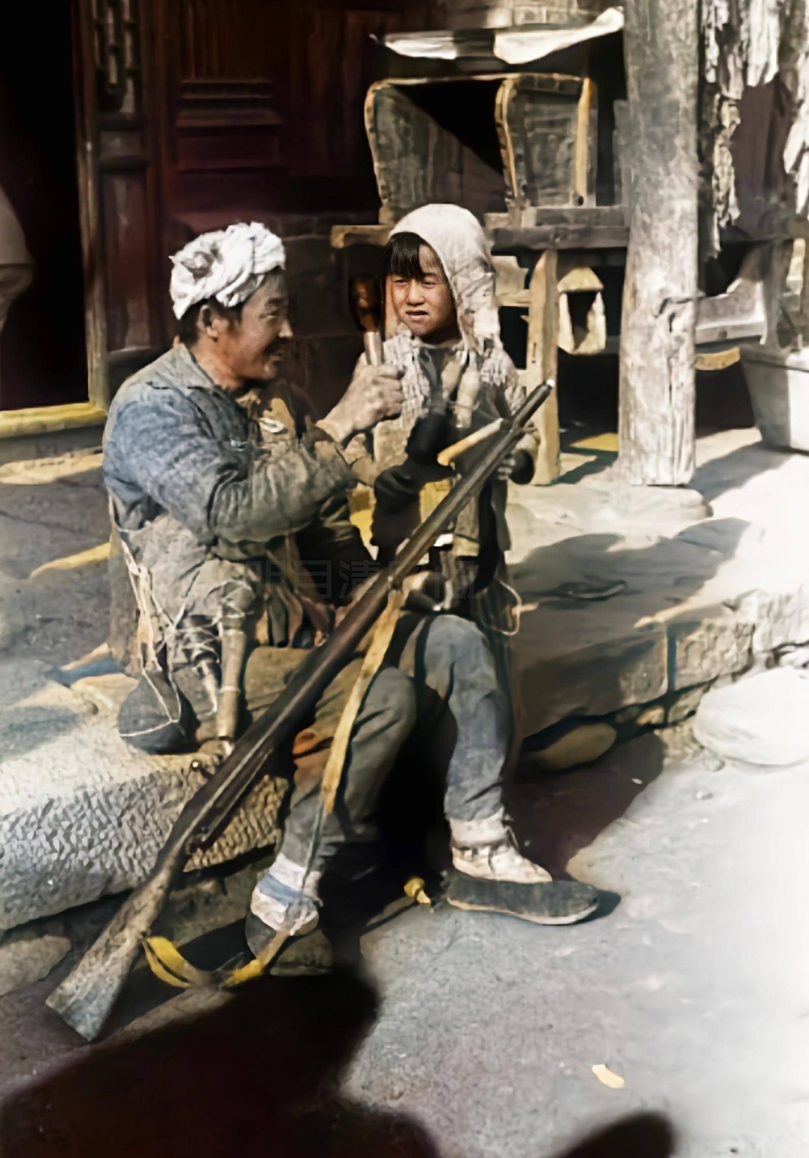 戴红领章的八路军,手持冲锋枪的游击队_照片_三八式步枪_晋造