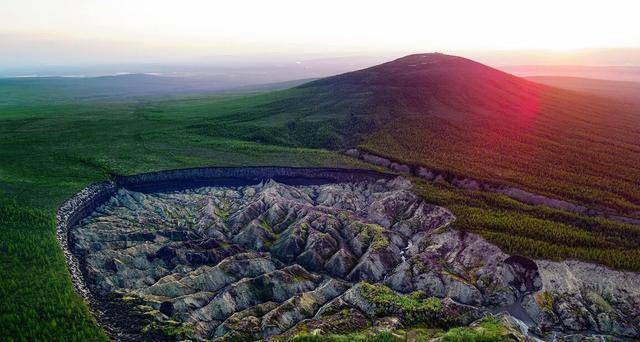 位于西伯利亚，被称为“地狱之口”的巨坑，还在不断扩大？