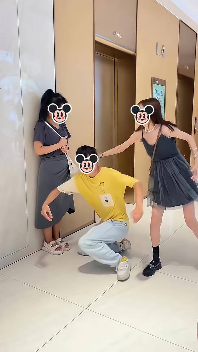 原创吵架时男子用手指女友两位热心路人将他踹倒跪在女孩面前道歉