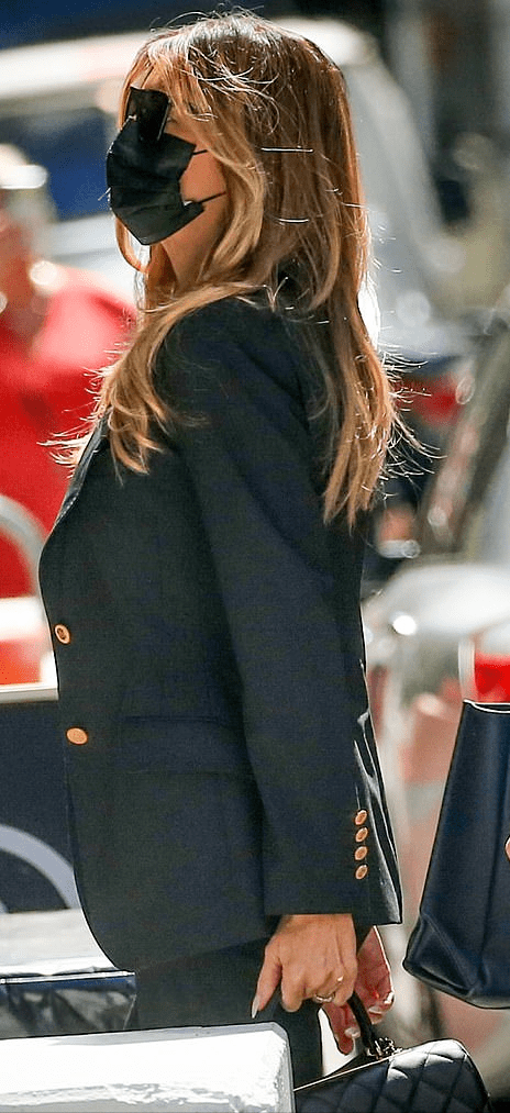 黑金配其实也很好看,这套西装上的扣子起到了很关键的点缀作用,所以